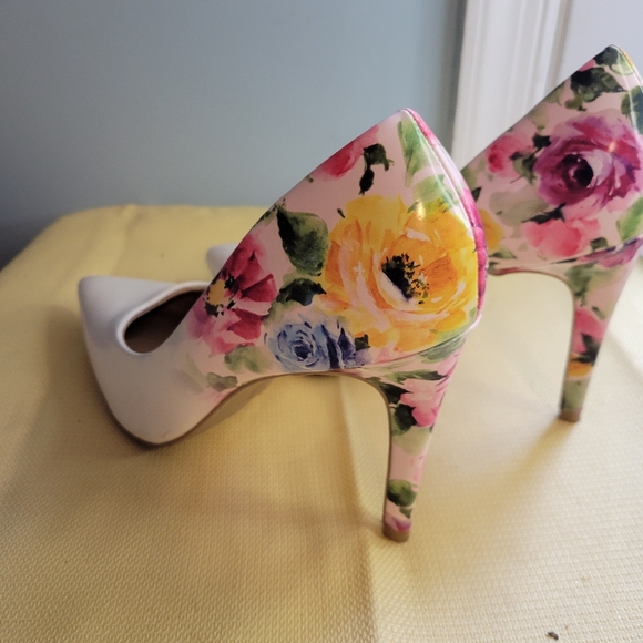 Women's Christian Siriano White Floral Heels Size 7W - Picture 2 of 9